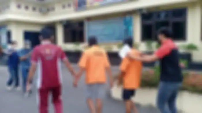 Dua orang tersangka yang masih kakak beradik pembunuhan sepupunya ini diringkus di Mapolres OKU Selatan, Jumat (15/10/2021). 