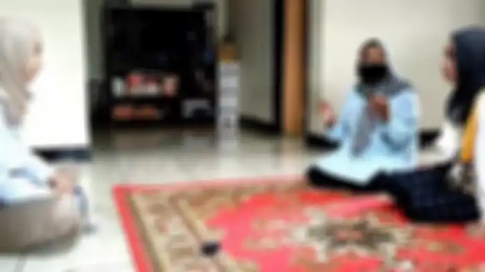 Lilis dan Yanti saat menceritakan firasatnya atas tewasnya Tuti Suhartini dan Amalia Mustika Ratu.  