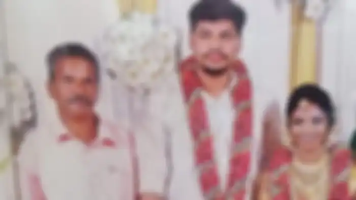 Sooraj Kumar (tengah) bunuh Uthra sang istri pakai ular kobra