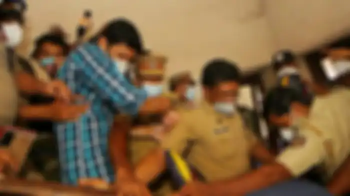 Polisi menahan Sooraj Kumar (dua dari kiri) setelah dijatuhi hukuman penjara seumur hidup karena membunuh istrinya dengan ular berbisa, di Kollam di negara bagian Kerala, India, pada 13 Oktober 2021. 