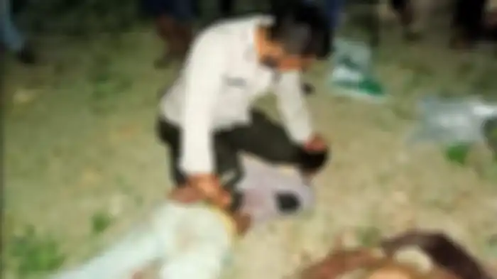 Petugas Polres Samosir mengamankan Budianto Situmorang, lelaki yang memenggal kepala ayahnya sendiri.