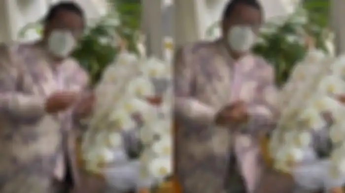 Hotman Paris saat memamerkan hadiah ulang tahun dari Syahrini berupa anggrek bulan, Jumat (22/10/2021). 