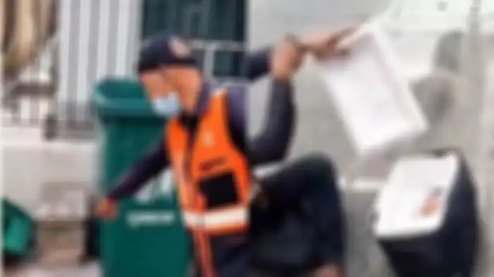 Seorang pria menemukan bayi di dalam kotak makanan di pinggir jalan kota bangkok.