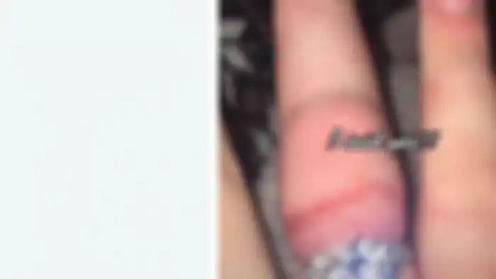 Viral seorang wanita memamerkan cincin tunangannya 