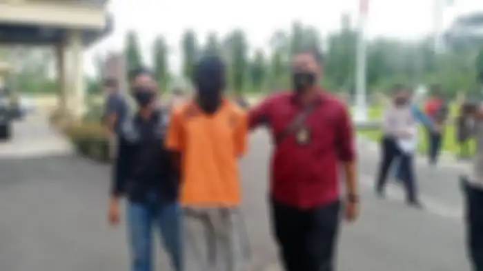 Pelaku pemerkosa bocah dibawah umur di OKU Selatan yang diamankan saat pres release di Mapolres OKU Selatan, Kamis (29/10/2021). 