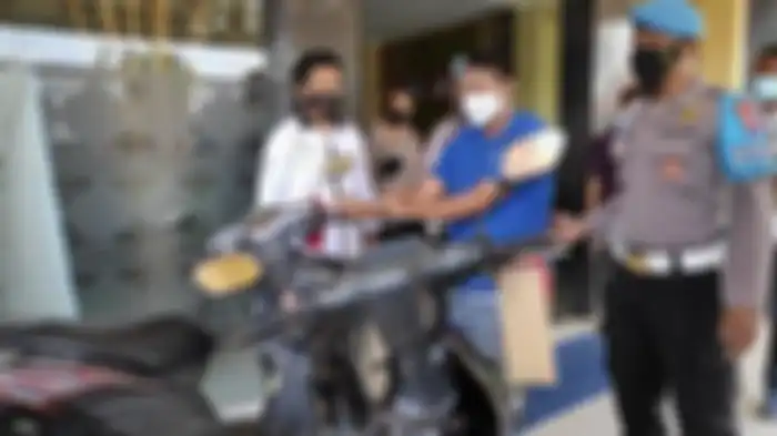 Pria berinisial YN (49), pelaku pembunuhan wanita di Pantai Depok, Bantul, Yogyakarta, menangis saat diringkus polisi, Jumat (29/10/2021). 