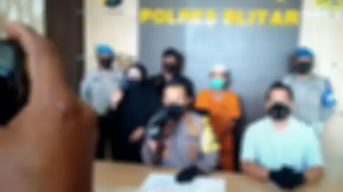 S, tersangka pelaku penganiayaan hingga tewas terhadap istrinya, EN, dihadirkan pada konferensi pers di Polres Blitar, Sabtu (30/10/2021). 