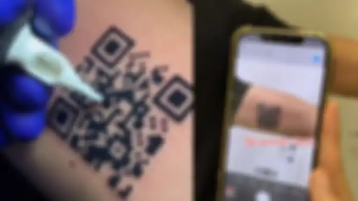 seorang pria berusia 22 tahun nekat mentato tubuhnya bergambar barcode sertifikat vaksin covid 19.