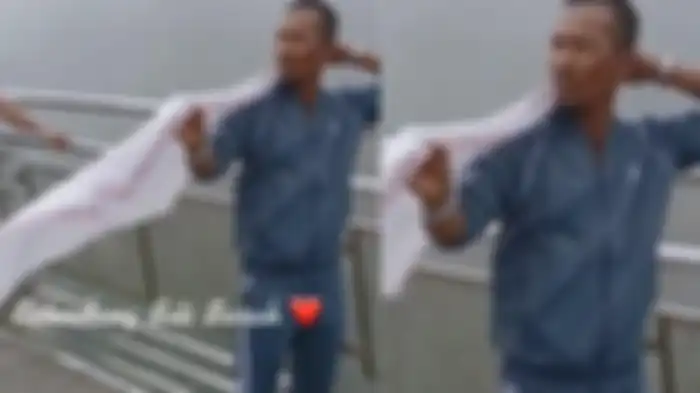Shuib membawa selendang milik mendiang istrinya Siti Sarah