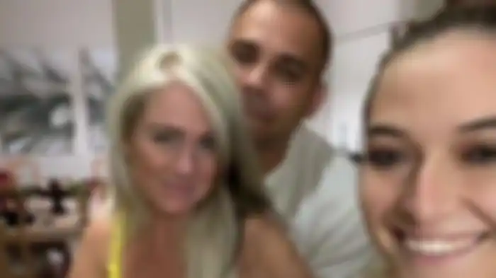 Madi Brooks bersama suami dan ibunya yang viral karena aksi berbagi suami