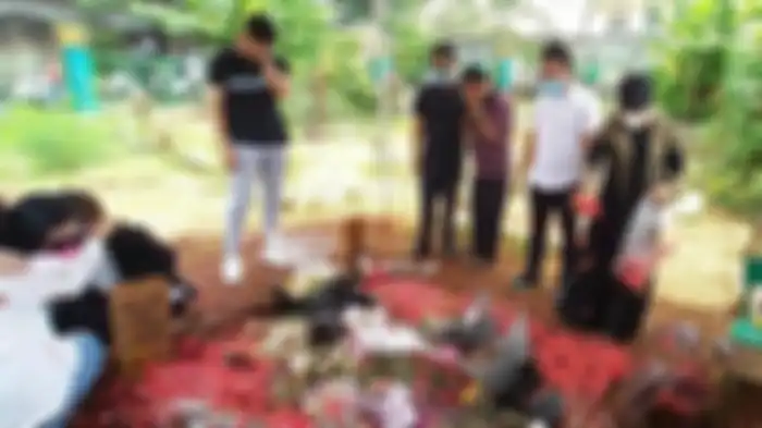 Foto makam Vanessa Angel bak kapal pecah bikin geram netizen di media sosial.