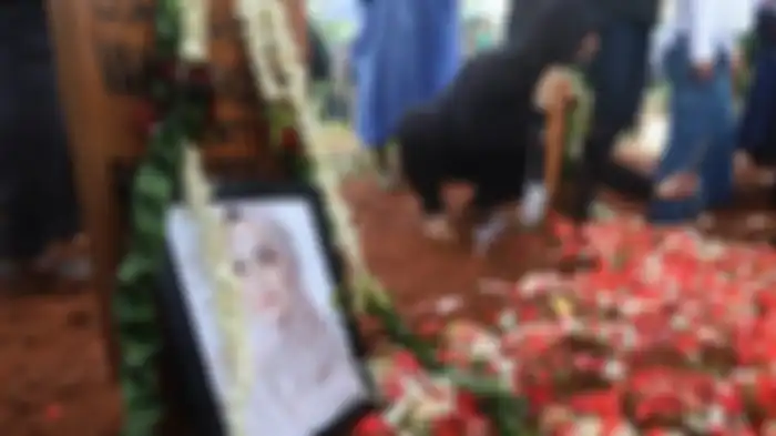 Makam Vanessa Angel dan Bibi