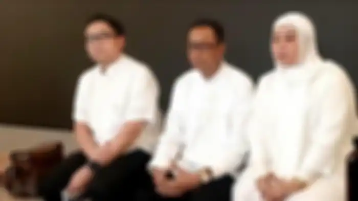 Doddy Sudrajat diapit istri dan Milano Lubis, sahabat Vanessa Angel, ketika ditemui usai Doa Bersana Vanessa Angel, di gedung The Tribrata, Kebayoran Baru, Jakarta Selatan, Rabu (10/11/2021) malam. 