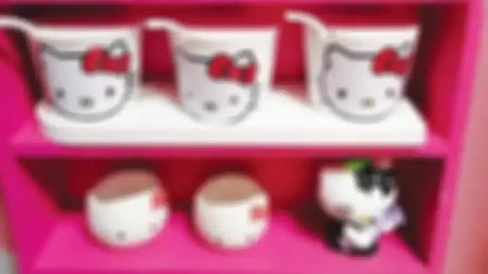 Aksesoris Hello Kitty yang dijual di rumah bertema Hello Kitty di Malaysia yang viral 
