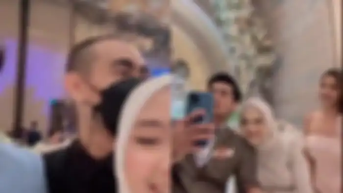 Nissa Sabyan datang ke resepsi pernikahan Teuku Ryan bareng Ayus dan Kamal.