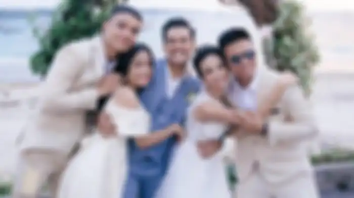 Fadly Faisal (paling kiri), Fujianti Utami, dan Frans Faisal (paling kanan) foto bersama Vanessa Angel dan Bibi Ardiansyah saat acara pernikahan di Bali