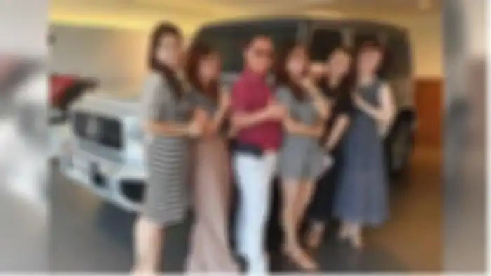 Hu Hanjung atau Hu Han Feng (57) bersama wanita-wanitanya. 
