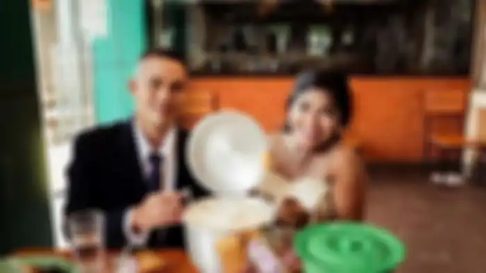 Pasangan ini gelar resepsi penikahan di restoran cepat saji.