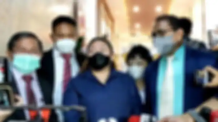 Olivia Nathania, anak Nia Daniaty, didampingi pengacaranya saat ditemui di Polda Metro Jaya, Semanggi, Jakarta Selatan, Senin (11/10/2021) malam.