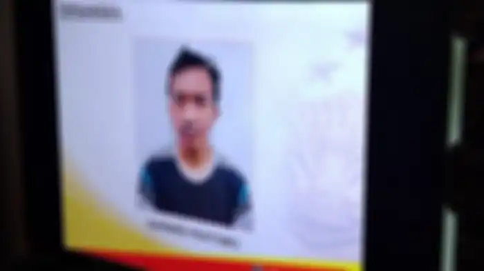 Darwin Pratomo seorang mucikari yang tertangkap Polrestabes Semarang karena membuka praktek prostitusi online di kos terletak di rumah kos Palapa Jalan Gayamsari II  Kelurahan Gayamsari Kecamatan Gayamsari.