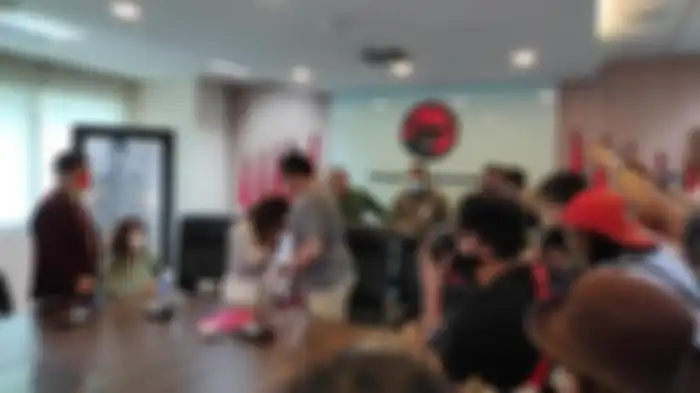 Anggiat Pasaribu kembali mengenakan outfit mentereng saat berjumpa Arteria Dahlan dan ibundanya di gedung DPR/MPR. 