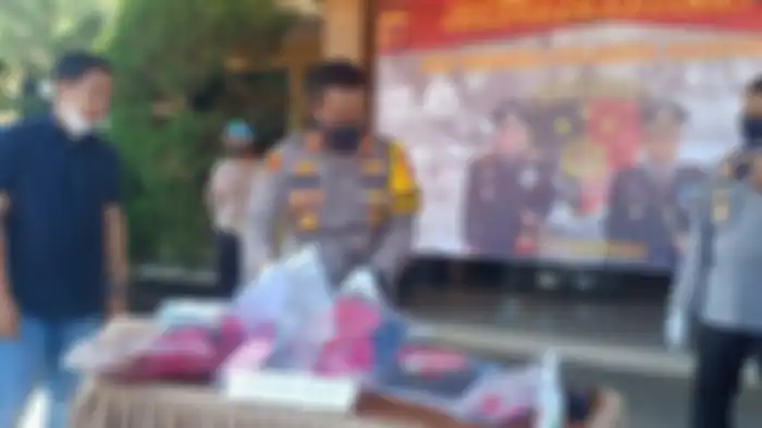 Kapolresta Bandung Kombes Hendra Kurniawan di Mapolresta Bandung, Kamis (25/11/2021) saat ungkap perkara mayat dalam karung di Pacet. 