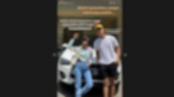 Fuji diberikan mobil untuk keperluan mengantar dan mengurus Gala Sky