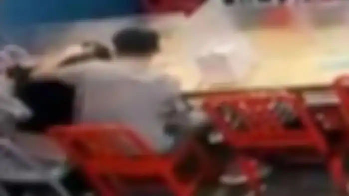 Pria ini dorong wajah kekasihnya ke panci mendidih.