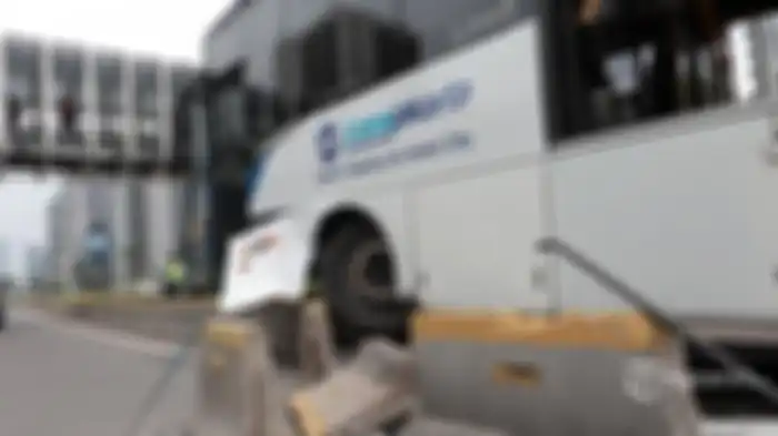 Bus TransJakarta Kecelakaan Lagi Tabrak Separator Jalan, Penyebabnya Mirip dengan Yang Tabrak Pos Polisi di PGC