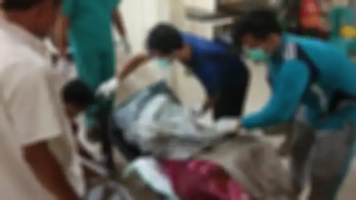 Foto jasad lansia korban erupsi Semeru yang tergeletak di jalan itu sudah membuat netizen miris. BPBD akui tak ada alarm peringatan bencana.