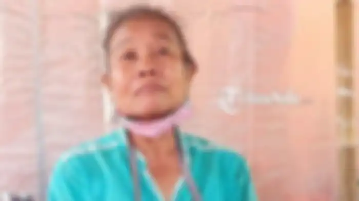 Harsi mengaku warung tengklengnya sepi pembeli. Bahkan, Harsi sampai menangis gegara warungnya dituding mematok harga mahal.