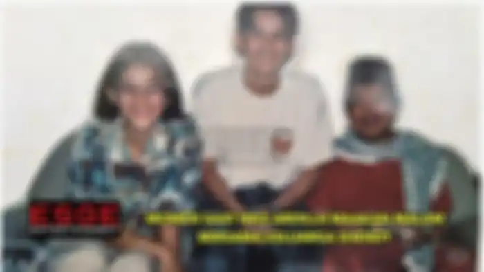 Shendy, mantan kekasih Nike Ardilla menunjukkan foto kenangan dengan almarhumah