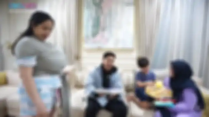 jerome Polone bawakan kado buku matematika untuk Rafathar Malik Ahamd dan Rayyanza Malik Ahmad