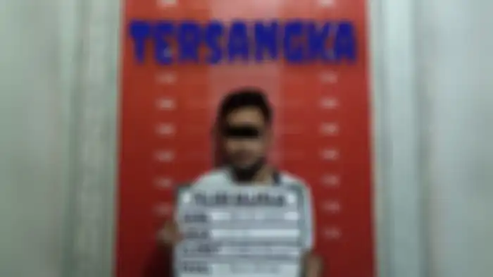 AD (24) seorang pria tega menjual pacarnya yang tengah hamil lima bulan untuk open BO melalui aplikasi MiChat di Kecamatan Balaraja, Kabupaten Tangerang, Rabu (8/12/2021).