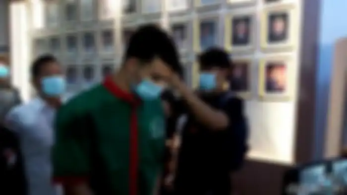Belum lama foto Jeff Smith pakai baju tahanan beredar, polisi kembali menangkap seorang artis diduga terkait kasus narkoba.