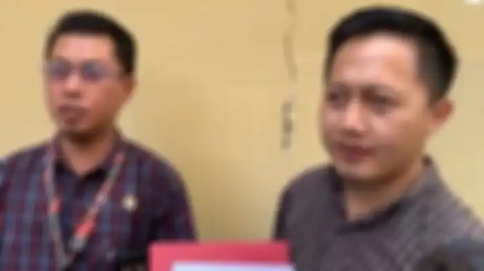 Belum lama foto Kapolres Lahat pecat anggotanya beredar di media sosial, kini anak buahnya kembali dilaporkan ke Propam Polda Sumsel.