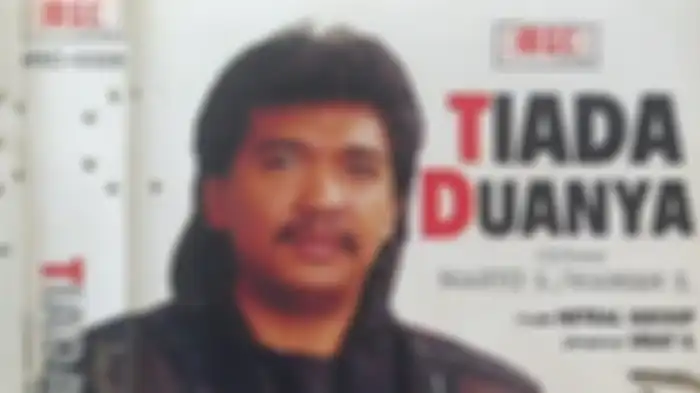 Dalam foto itu, jenazah Imam S Arifin terlihat terbujur kaku di atas ranjang sederhana di rumahnya. Hati netizen nyesek melihatnya.