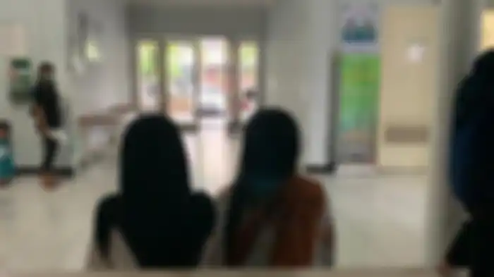 N didampingi Ati saat menunggu hasil visum di Rumah Sakit Pirngadi, Jumat (17/12/2021). 