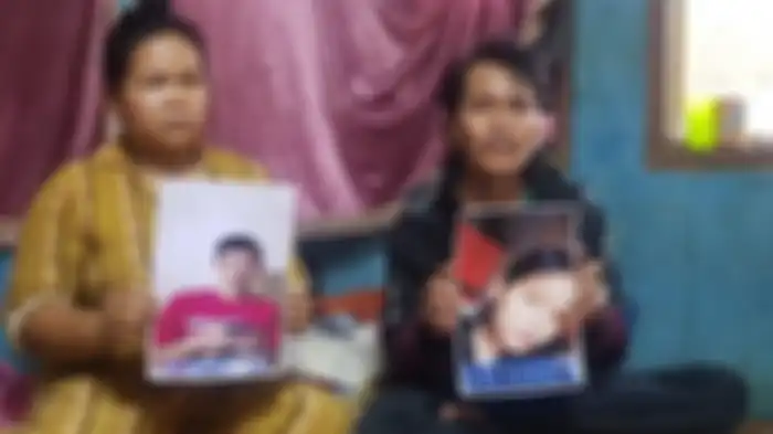 Orang tua menunjukan foto Salsabila dan Handi Harisaputra saat ditemui di rumahnya di Desa Ciaro Kecamatan Nagreg Kabupaten Bandung, Selasa (14/12/2021). 