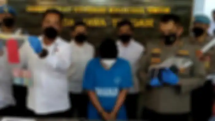 Tersangka JB, mucikari dari praktek prostitusi online, saat konferensi pers di kantor Ditkrimum Polda Jateng, Senin (20/12/2021). Jb ditangkap bersama dua korban, selebgram TE dan WNA asal Brazil WBD. 