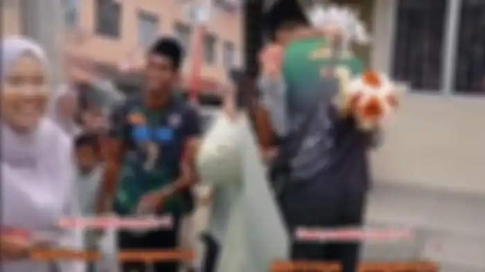 Pengantin pria datang hanya pakai kaos.