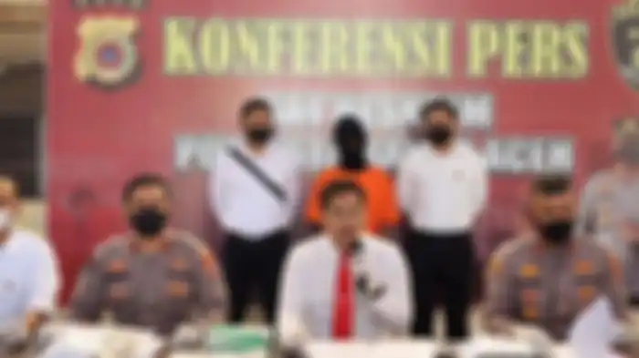 Kasat Reskrim Polresta Banda Aceh, AKP M Ryan Citra Yudha menggelar konferensi pers terkait pengungkapan kasus pembunuhan perempuan yang jasadnya ditemukan di Lambadeuk, Kecamatan Peukan Bada, Aceh Besar, Senin (20/12/2021). 
