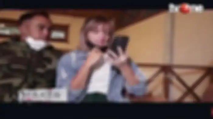 Momen Nia Ramadhani Berurai Air Mata saat Video Call Anak Pertama, Ardi Bakrie Kuatkan Hati Mikhayla 