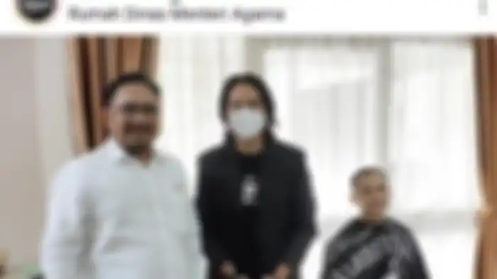 Pemilik Barber Home AA, Saiful berfoto dengan Menteri Agama Yaqut Cholil Quomas.