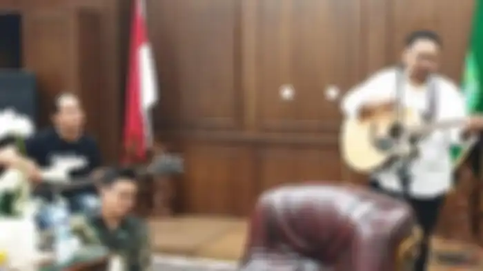 Pemilik Barber Home AA, Saiful bermain musik bersama Menteri Agama Yaqut Cholil Quomas.