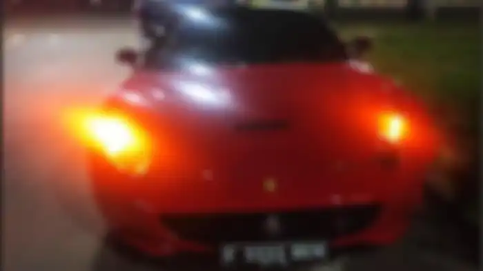 Mobil Ferrari California yang ditabrak pengemudi Honda Vario.