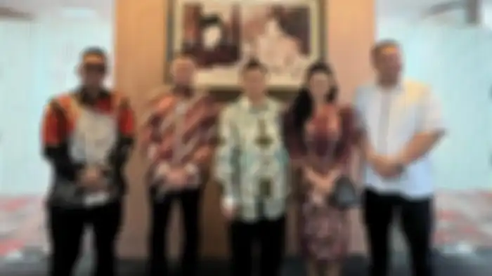 Raul Lemos berkunjung ke kantor Krisdayanti di DPR RI. 