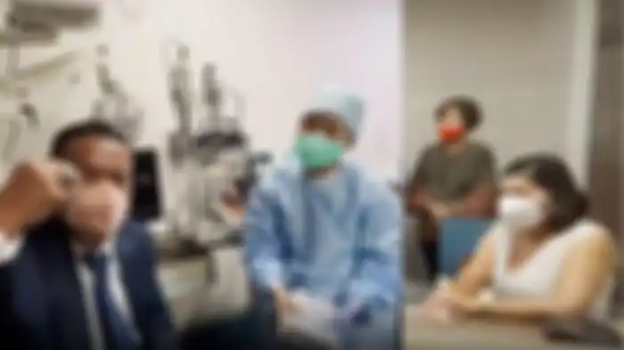 Hotman Paris periksakan matanya ke dokter dengan ditemani sang istri