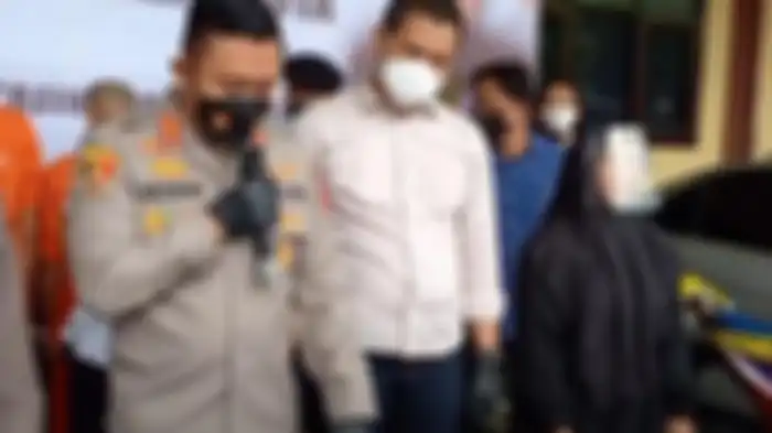 Kapolres Tasikmalaya Kota, AKBP Aszhari Kurniawan, mengekspos kasus dugaan penipuan yang dilakukan Suwignyo terhadap seorang janda kaya raya, di Mapolres, Rabu (12/1).