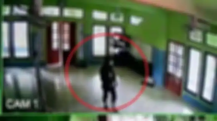 Detik-detik pencurian terekam CCTV menguras uang dalam sebuah kotak amal itu terjadi pada Selasa (18/1/2022).